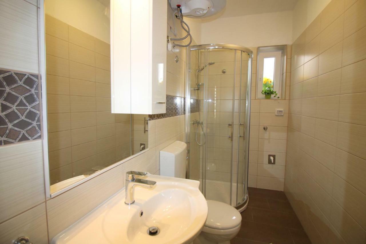 Apartment Noemi In City Center Porec Exterior photo